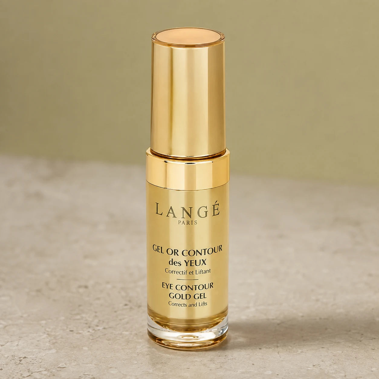 Gel contour des yeux à l'or — gros plan sur l'emballage